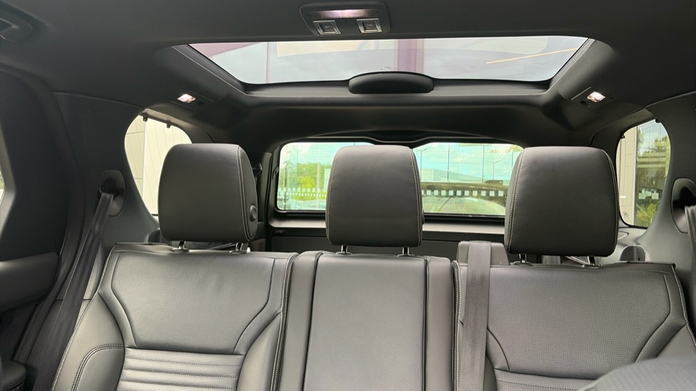 Land Rover Discovery 3.0 D350 S 5dr Auto Diesel Station Wagon - Image 36