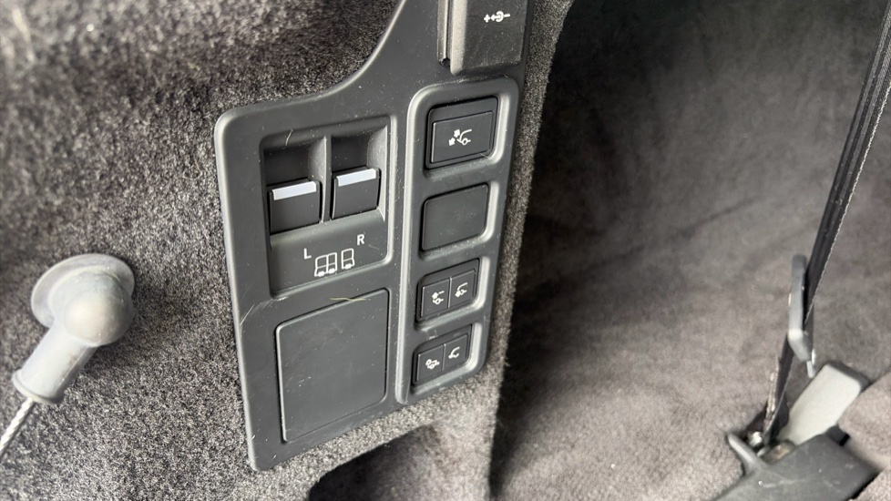 Land Rover Discovery 3.0 D350 S 5dr Auto Diesel Station Wagon - Image 39