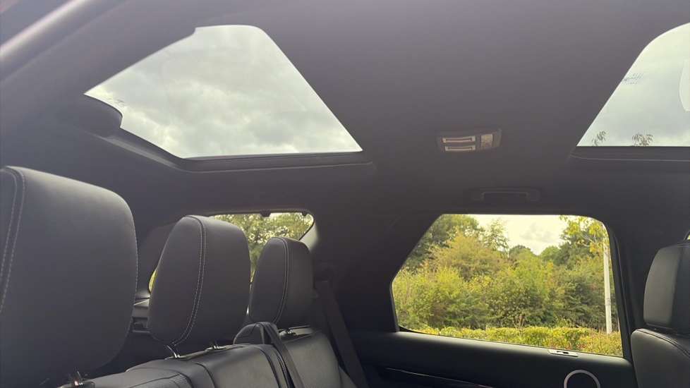 Land Rover Discovery 3.0 D350 S 5dr Auto Diesel Station Wagon - Image 46