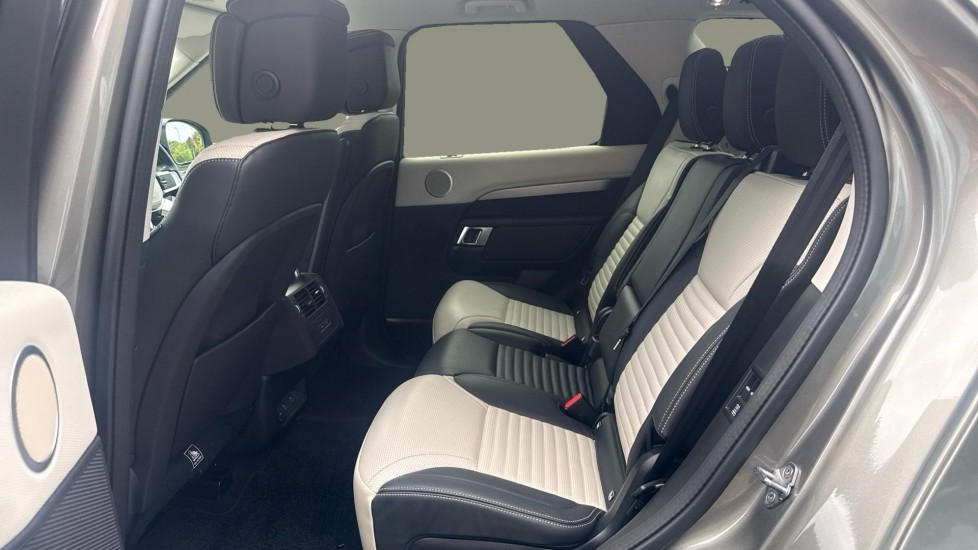 Land Rover Discovery 3.0 D350 Dynamic HSE 5dr Auto Diesel Station Wagon - Image 4