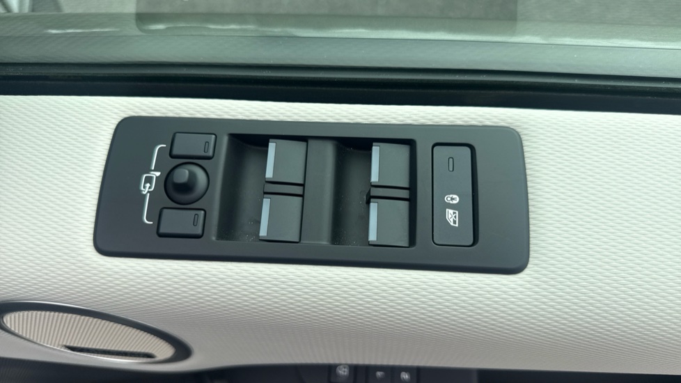 Land Rover Discovery 3.0 D350 Dynamic HSE 5dr Auto Diesel Station Wagon - Image 22