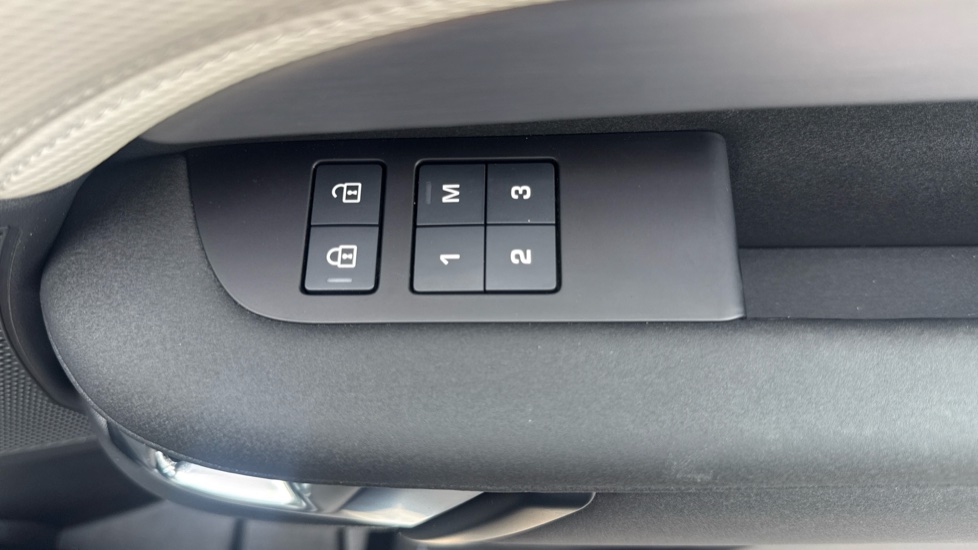 Land Rover Discovery 3.0 D350 Dynamic HSE 5dr Auto Diesel Station Wagon - Image 23
