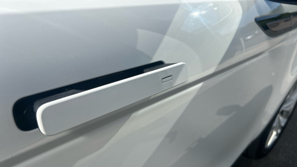 Land Rover Range Rover Evoque 1.5 P300e R-Dynamic SE 5dr Auto Hatchback - Image 23