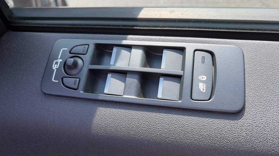Land Rover Discovery Sport 2.0 D200 Urban Edition 5dr Auto [5 Seat] Diesel Station Wagon - Image 29