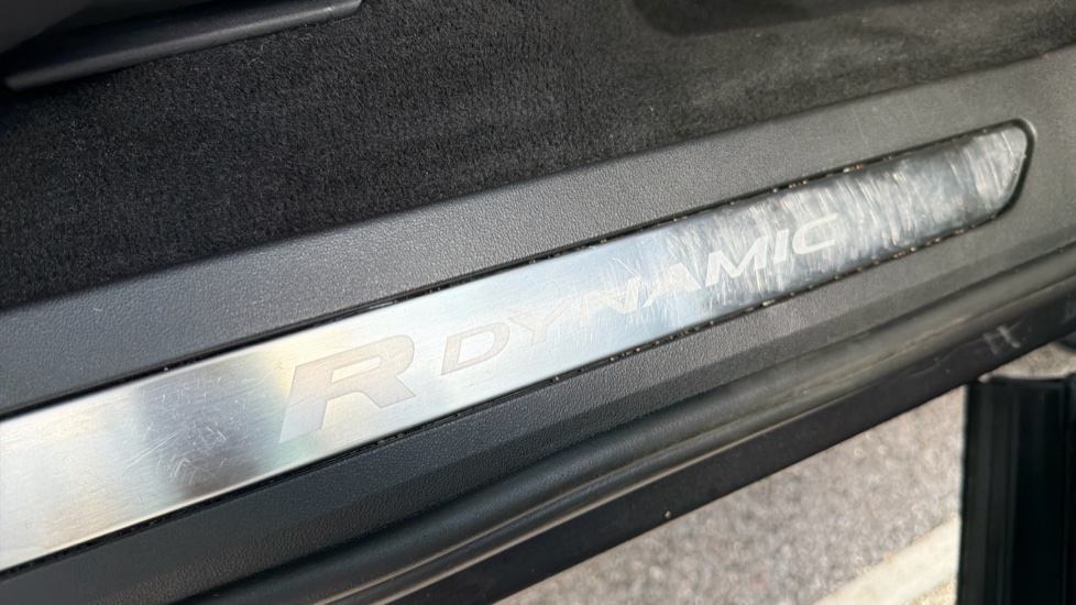Land Rover Range Rover Evoque 2.0 P250 R-Dynamic SE 5dr Auto Petrol Hatchback - Image 31