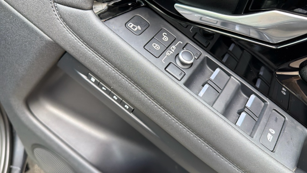 Land Rover Range Rover Evoque 2.0 P250 R-Dynamic SE 5dr Auto Petrol Hatchback - Image 32