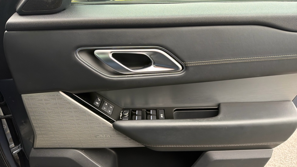 Land Rover Range Rover Velar 2.0 D180 R-Dynamic HSE 5dr Auto Diesel Estate - Image 39