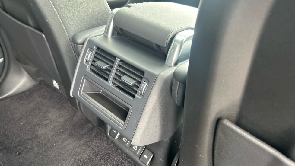 Land Rover Discovery 3.0 D250 R-Dynamic S 5dr Auto Diesel Station Wagon - Image 18