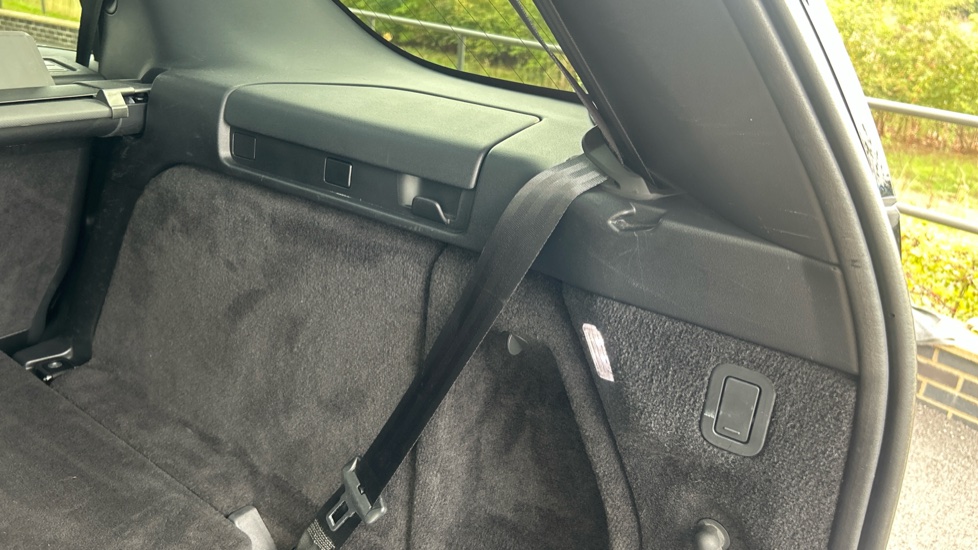 Land Rover Discovery 3.0 D250 R-Dynamic S 5dr Auto Diesel Station Wagon - Image 28