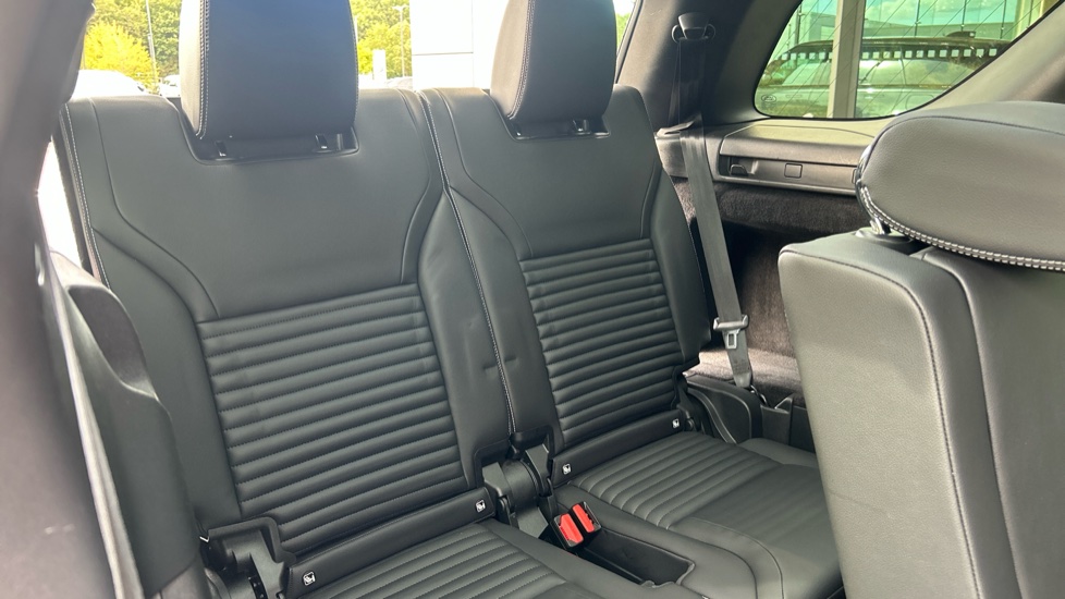 Land Rover Discovery 3.0 D250 R-Dynamic S 5dr Auto Diesel Station Wagon - Image 31