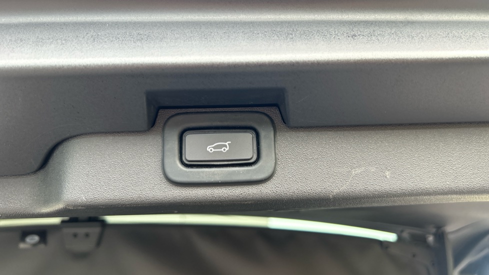 Land Rover Discovery 3.0 D250 R-Dynamic S 5dr Auto Diesel Station Wagon - Image 35