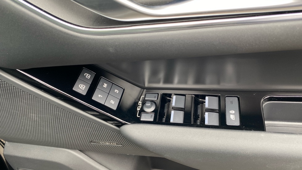 Land Rover Range Rover Velar 2.0 D200 MHEV Dynamic SE 5dr Auto Diesel Estate - Image 35