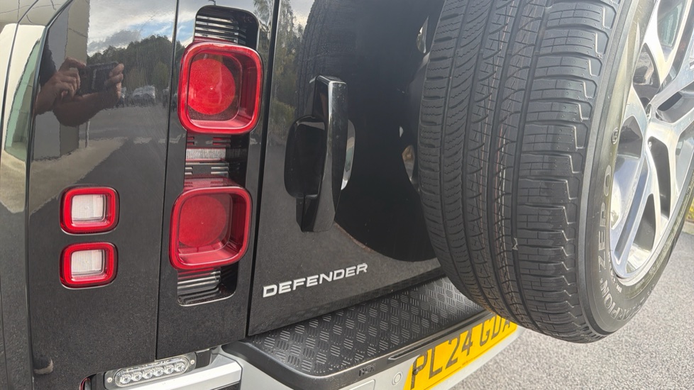 Land Rover Defender 3.0 D250 XS Edition 110 5dr Auto Diesel Estate - Image 18