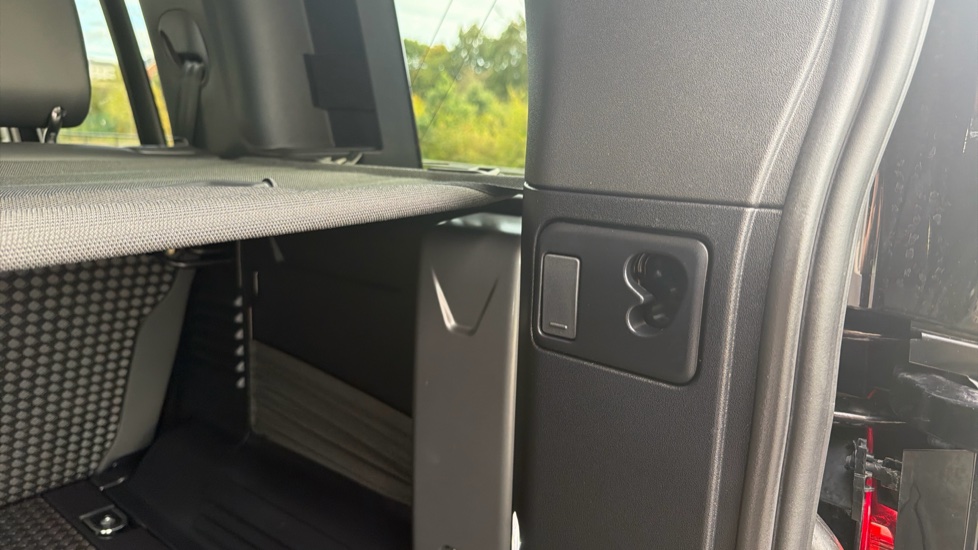 Land Rover Defender 3.0 D250 XS Edition 110 5dr Auto Diesel Estate - Image 23