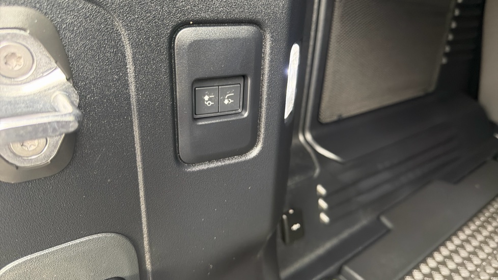 Land Rover Defender 3.0 D250 XS Edition 110 5dr Auto Diesel Estate - Image 58
