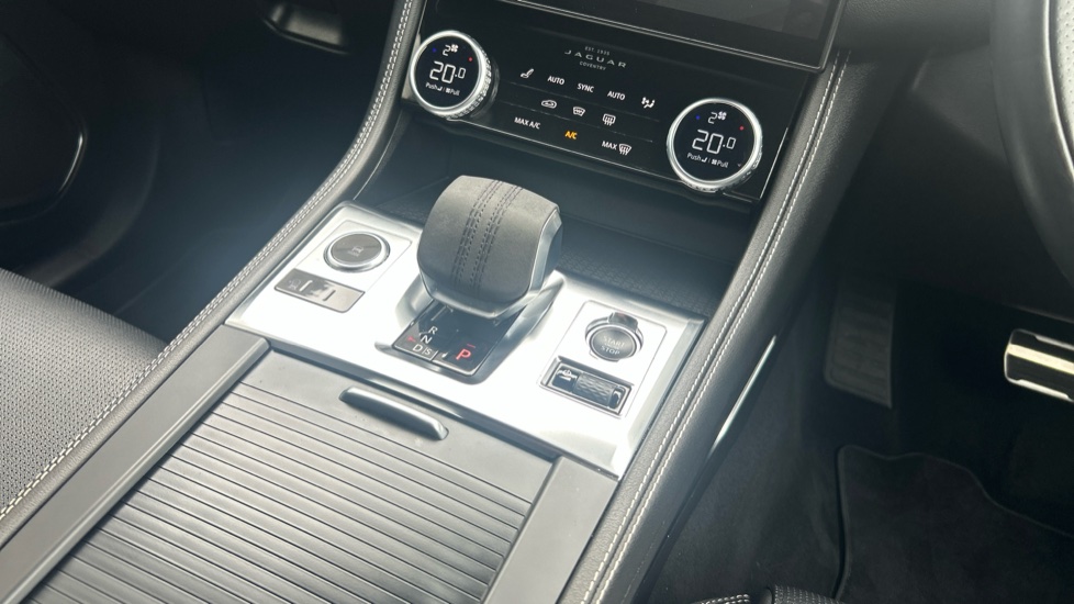 Jaguar F-Pace 2.0 D200 R-Dynamic SE 5dr Auto AWD Diesel Estate - Image 13