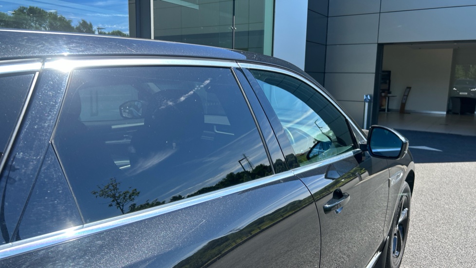 Jaguar F-Pace 2.0 D200 R-Dynamic SE 5dr Auto AWD Diesel Estate - Image 23