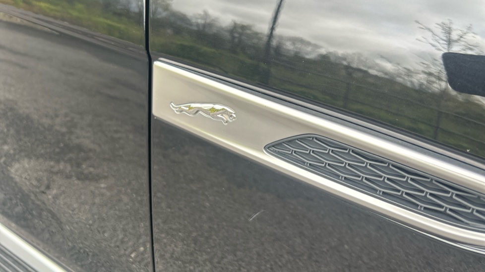 Jaguar F-Pace 2.0 D200 R-Dynamic SE 5dr Auto AWD Diesel Estate - Image 25