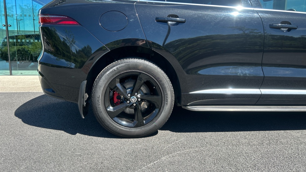 Jaguar F-Pace 2.0 D200 R-Dynamic SE 5dr Auto AWD Diesel Estate - Image 30