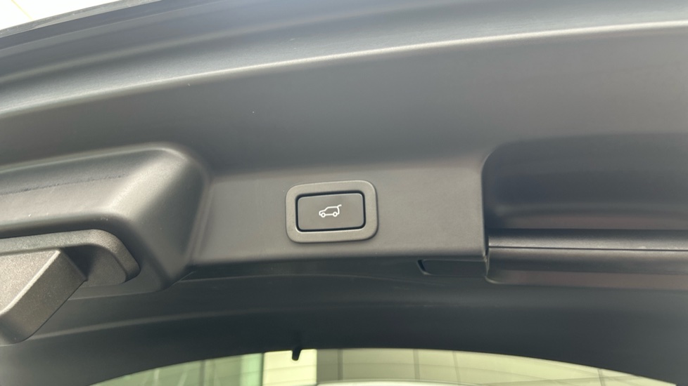 Jaguar F-Pace 2.0 D200 R-Dynamic SE 5dr Auto AWD Diesel Estate - Image 33