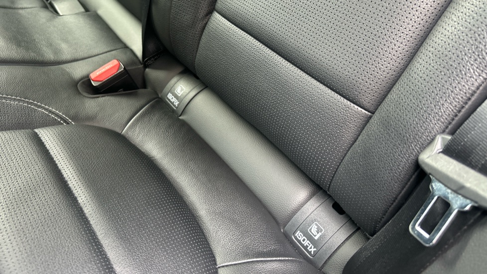 Jaguar F-Pace 2.0 D200 R-Dynamic SE 5dr Auto AWD Diesel Estate - Image 38