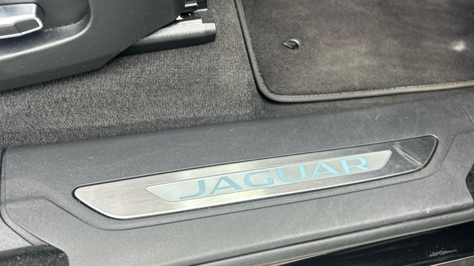 Jaguar F-Pace 2.0 D200 R-Dynamic SE 5dr Auto AWD Diesel Estate - Image 52