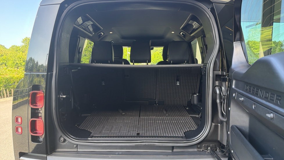 Land Rover Defender 3.0 D250 X-Dynamic S 110 5dr Auto [7 Seat] Diesel Estate - Image 10