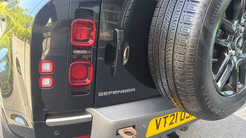 Land Rover Defender 3.0 D250 X-Dynamic S 110 5dr Auto [7 Seat] Diesel Estate - Image 19