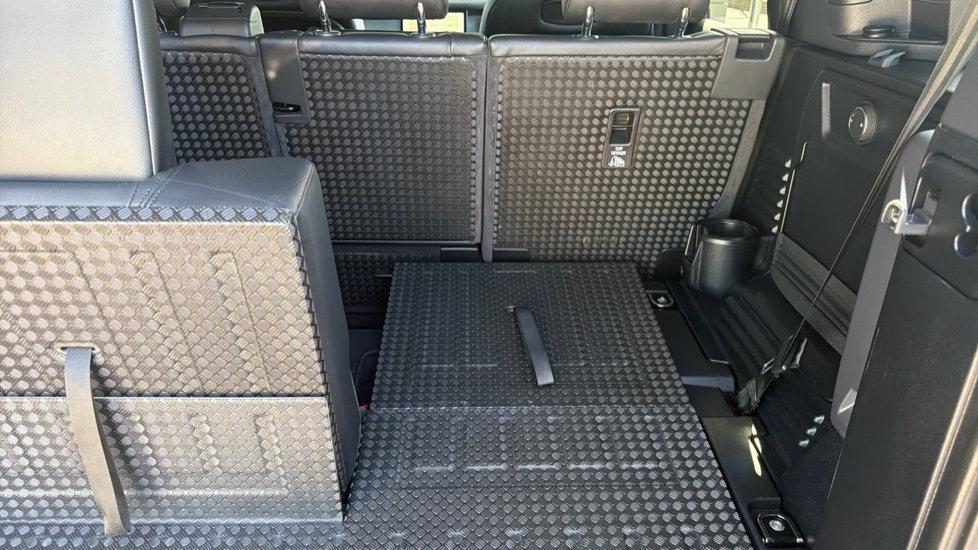 Land Rover Defender 3.0 D250 X-Dynamic S 110 5dr Auto [7 Seat] Diesel Estate - Image 49