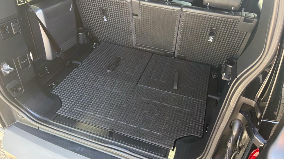 Land Rover Defender 3.0 D250 X-Dynamic S 110 5dr Auto [7 Seat] Diesel Estate - Image 50