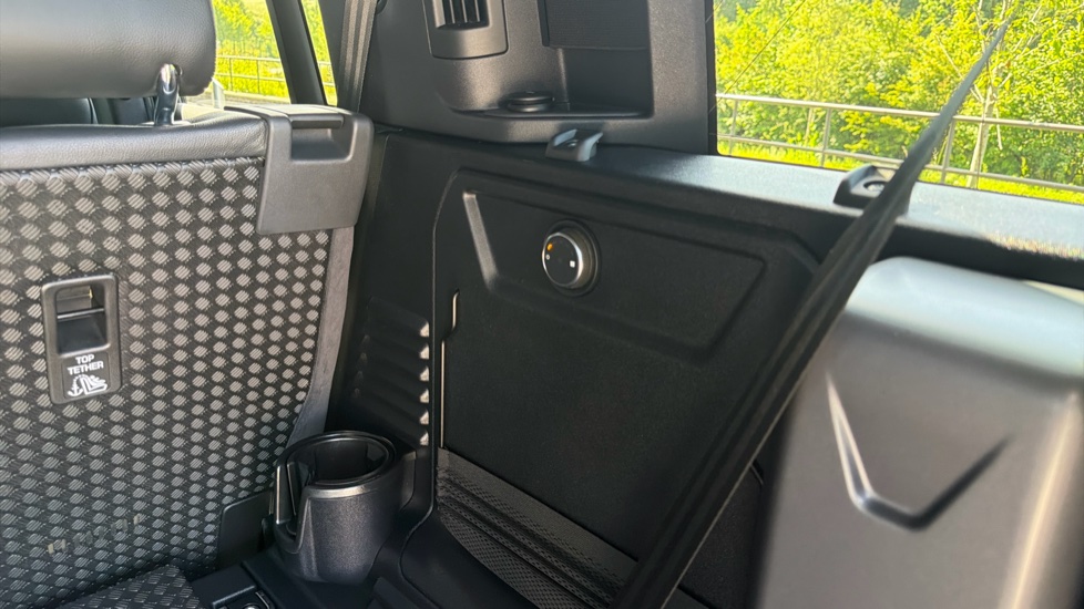 Land Rover Defender 3.0 D250 X-Dynamic S 110 5dr Auto [7 Seat] Diesel Estate - Image 51