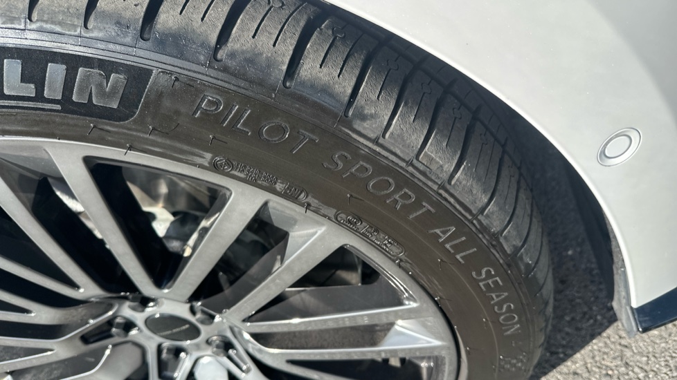 Land Rover Range Rover Sport 4.4 P635 V8 SV 5dr Auto Petrol Estate - Image 25