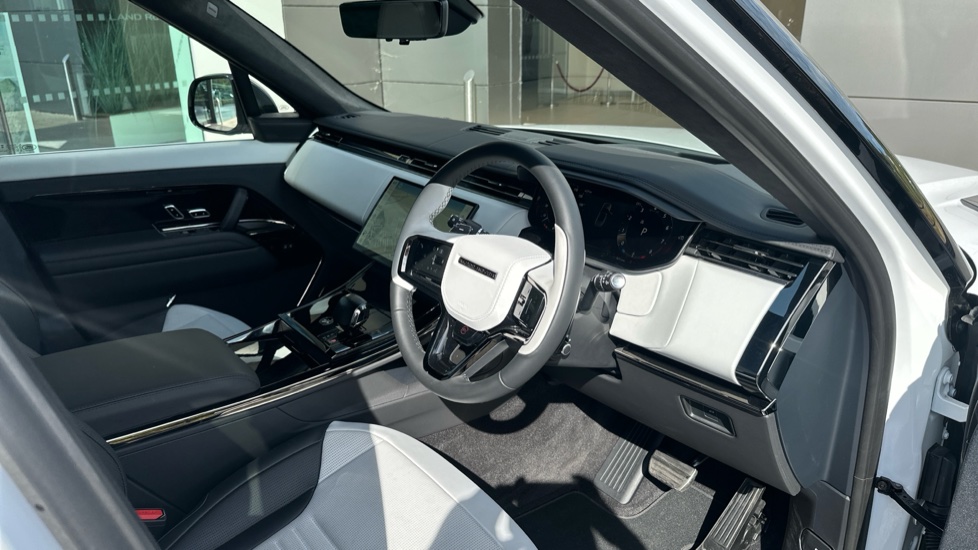 Land Rover Range Rover Sport 4.4 P635 V8 SV 5dr Auto Petrol Estate - Image 38