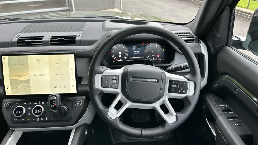 Land Rover Defender 3.0 D250 X-Dynamic HSE 110 5dr Auto Diesel Estate - Image 15