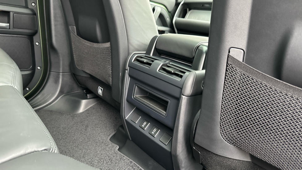 Land Rover Defender 3.0 D250 X-Dynamic HSE 110 5dr Auto Diesel Estate - Image 18