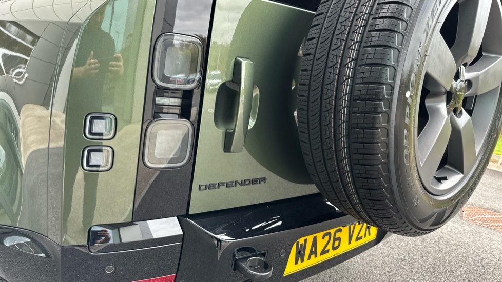 Land Rover Defender 3.0 D250 X-Dynamic HSE 110 5dr Auto Diesel Estate - Image 19