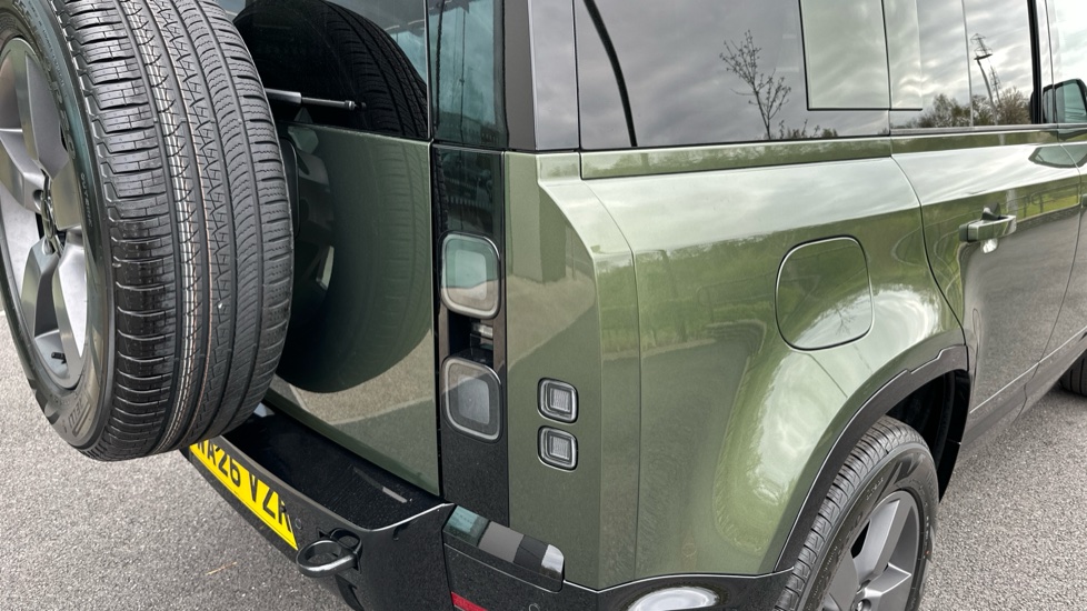 Land Rover Defender 3.0 D250 X-Dynamic HSE 110 5dr Auto Diesel Estate - Image 24