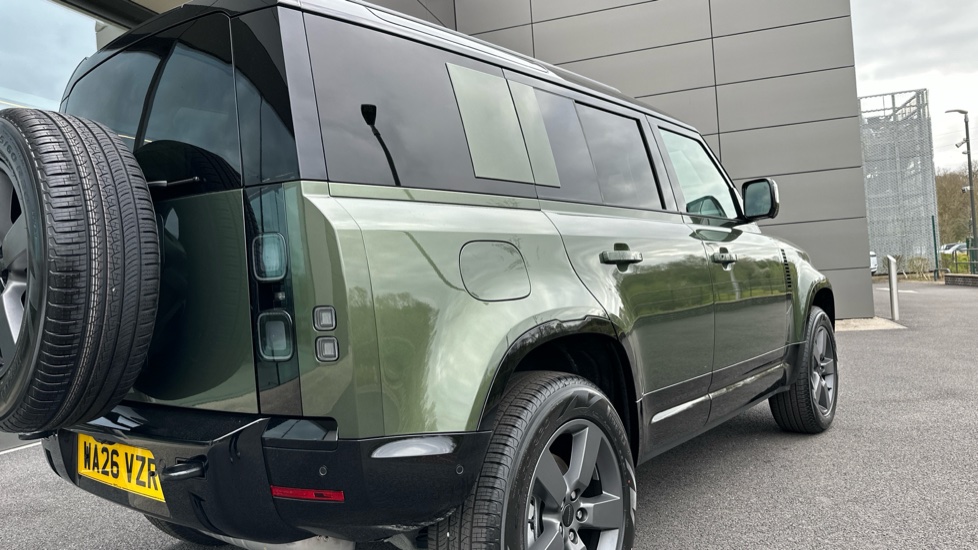 Land Rover Defender 3.0 D250 X-Dynamic HSE 110 5dr Auto Diesel Estate - Image 25