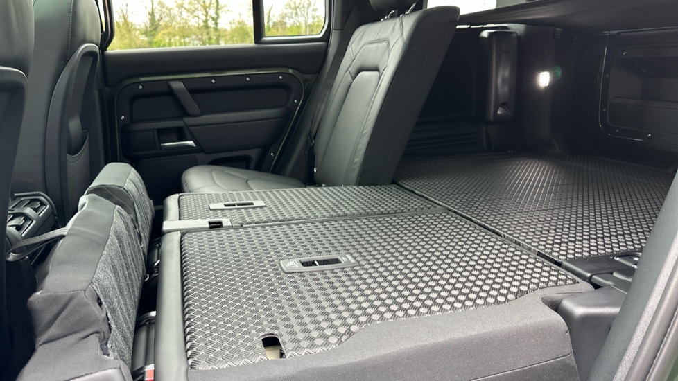 Land Rover Defender 3.0 D250 X-Dynamic HSE 110 5dr Auto Diesel Estate - Image 30