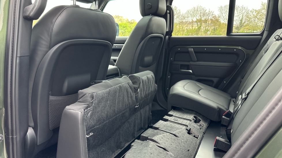 Land Rover Defender 3.0 D250 X-Dynamic HSE 110 5dr Auto Diesel Estate - Image 31