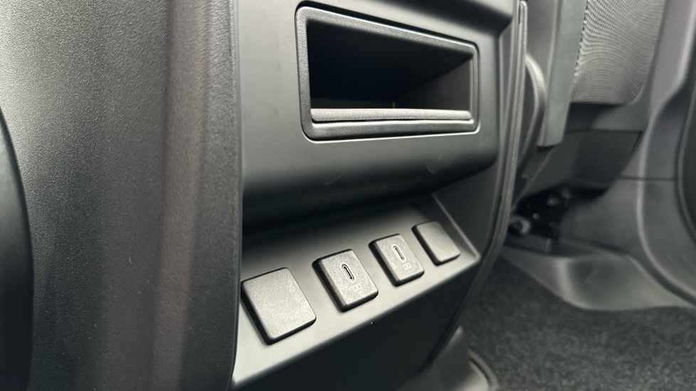 Land Rover Defender 3.0 D250 X-Dynamic HSE 110 5dr Auto Diesel Estate - Image 32