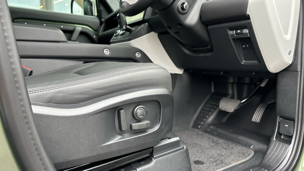Land Rover Defender 3.0 D250 X-Dynamic HSE 110 5dr Auto Diesel Estate - Image 34