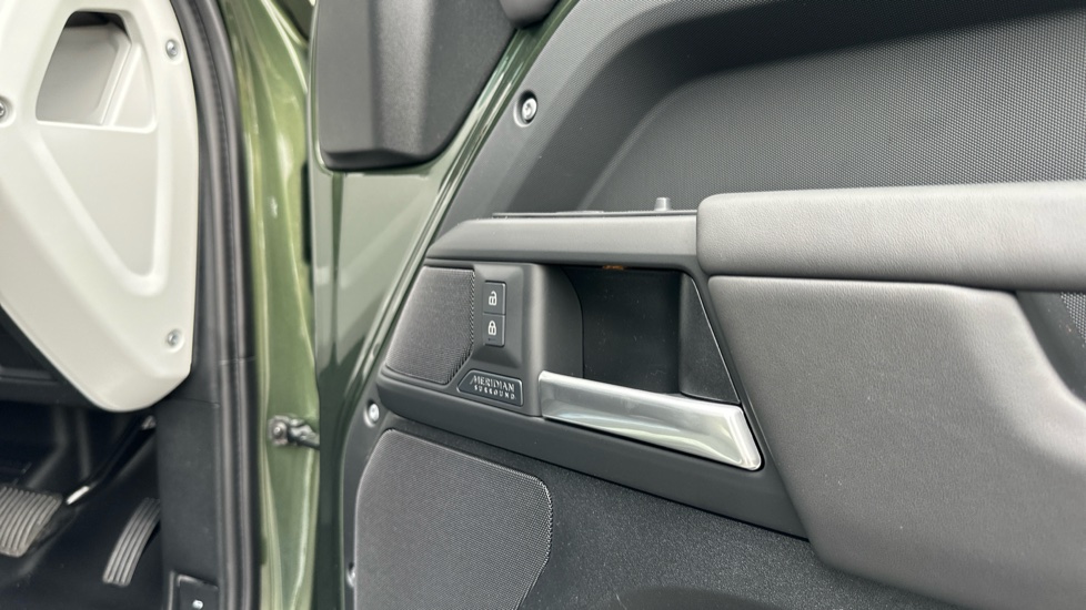 Land Rover Defender 3.0 D250 X-Dynamic HSE 110 5dr Auto Diesel Estate - Image 36