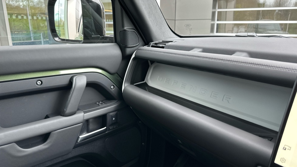 Land Rover Defender 3.0 D250 X-Dynamic HSE 110 5dr Auto Diesel Estate - Image 43