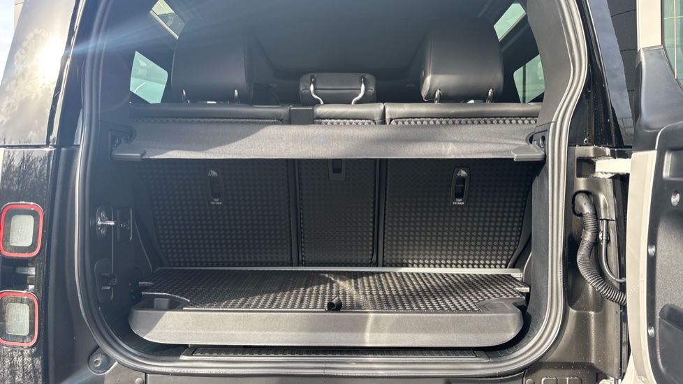Land Rover Defender 3.0 D350 X-Dynamic HSE 90 3dr Auto Diesel Estate - Image 10