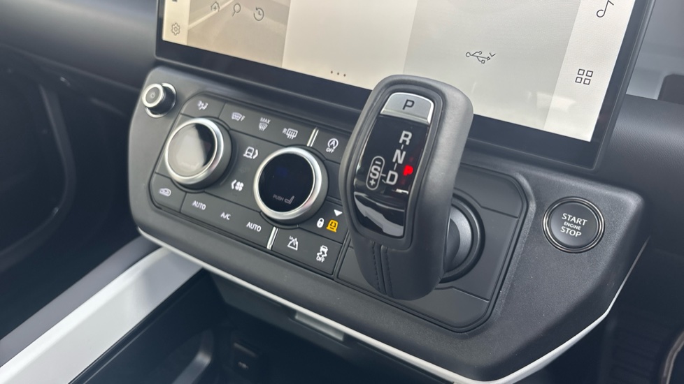Land Rover Defender 3.0 D350 X-Dynamic HSE 90 3dr Auto Diesel Estate - Image 13