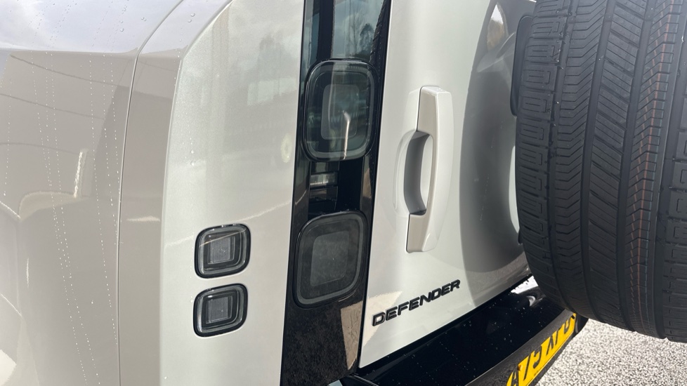 Land Rover Defender 3.0 D350 X-Dynamic HSE 90 3dr Auto Diesel Estate - Image 19