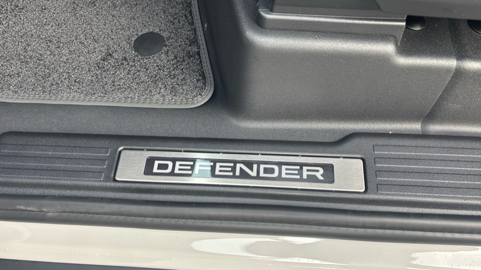 Land Rover Defender 3.0 D350 X-Dynamic HSE 90 3dr Auto Diesel Estate - Image 29