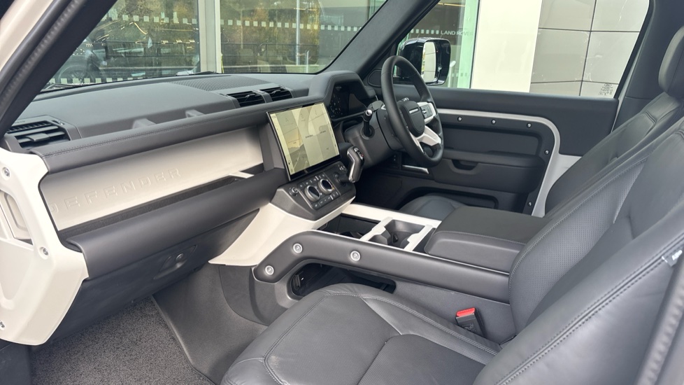 Land Rover Defender 3.0 D350 X-Dynamic HSE 90 3dr Auto Diesel Estate - Image 30