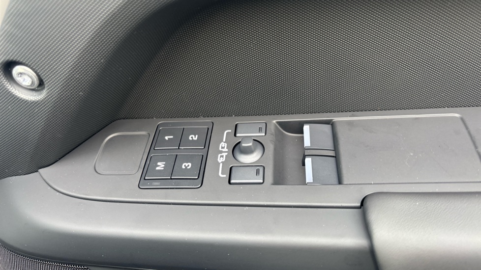 Land Rover Defender 3.0 D350 X-Dynamic HSE 90 3dr Auto Diesel Estate - Image 34